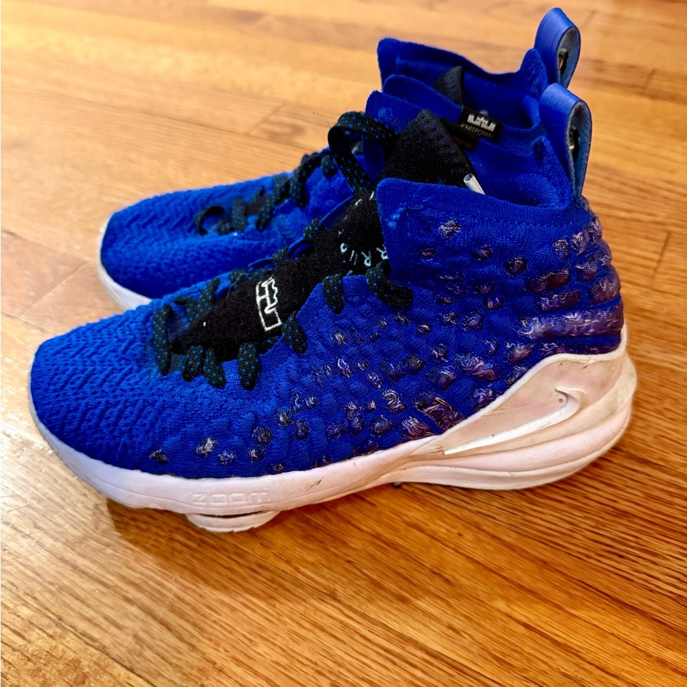 Nike LeBron 17 "More Than An Athlete" sneakers 4Y